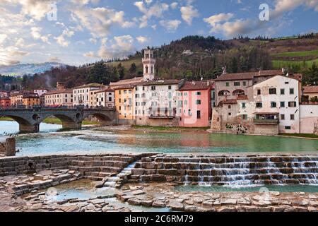 Santa Sofia, Forli Cesena, Emilia Romagna, Italia: Paesaggio del centro storico con le case pittoresche sulla riva del fiume e la montagna appenninica Foto Stock