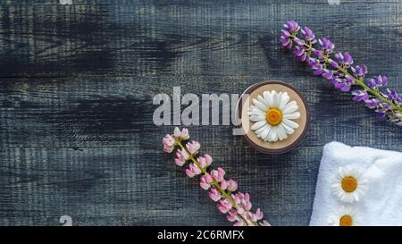 Contenitori per bottiglie cosmetiche con etichetta vuota di fiori di camomilla ermici Foto Stock