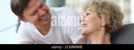 Dolce parlare tra figlio e mamma Foto Stock