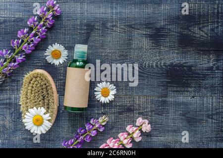 Contenitori per bottiglie cosmetiche con etichetta vuota di fiori di camomilla ermici Foto Stock