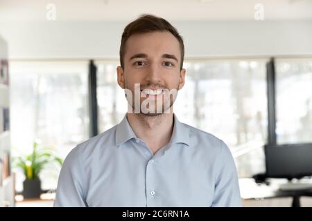 Immagine del profilo di un dipendente caucasico in carica Foto Stock