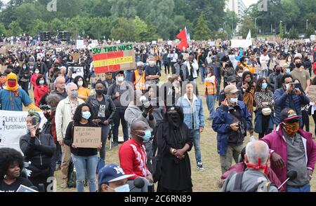 Black Lives Matter dimostrazione nel Bijlmer, Amsterdam. Si tratta della seconda manifestazione antirazzista ad Amsterdam e ha visto la partecipazione di circa 11,500 persone mercoledì 10 giugno 2020 con: Atmosfera dove: Amsterdam, Paesi Bassi quando: 10 giugno 2020 credito: WENN.com Foto Stock