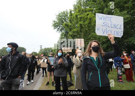 Black Lives Matter dimostrazione nel Bijlmer, Amsterdam. Si tratta della seconda manifestazione antirazzista ad Amsterdam e ha visto la partecipazione di circa 11,500 persone mercoledì 10 giugno 2020 con: Atmosfera dove: Amsterdam, Paesi Bassi quando: 10 giugno 2020 credito: WENN.com Foto Stock