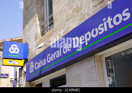 Lisbona / Portogallo - 07 07 2020 : Caixa Geral de Depositos logo e testo segno di agenzia portoghese per la costruzione di uffici bancari Foto Stock