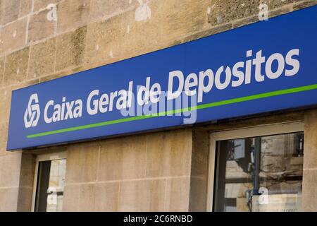 Lisbona / Portogallo - 07 07 2020 : cgd Caixa Geral de Depositos Firma e logo di testo per agenzia portoghese banca Foto Stock