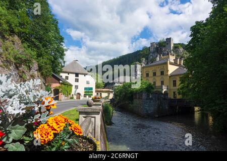 Thörl: brook Thörlbach, casa „Altes Haus" (a sinistra), Castello di Schachenstein (rovina), Villa Auheim a Hochsteiermark, Steiermark, Stiria, Austria Foto Stock