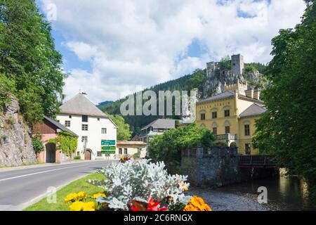 Thörl: brook Thörlbach, casa „Altes Haus" (a sinistra), Castello di Schachenstein (rovina), Villa Auheim a Hochsteiermark, Steiermark, Stiria, Austria Foto Stock