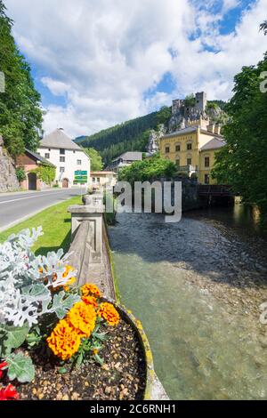 Thörl: brook Thörlbach, casa „Altes Haus" (a sinistra), Castello di Schachenstein (rovina), Villa Auheim a Hochsteiermark, Steiermark, Stiria, Austria Foto Stock