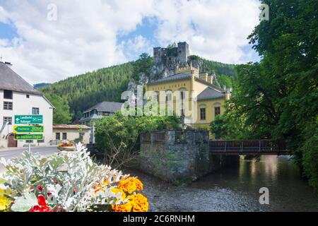 Thörl: brook Thörlbach, casa „Altes Haus" (a sinistra), Castello di Schachenstein (rovina), Villa Auheim a Hochsteiermark, Steiermark, Stiria, Austria Foto Stock