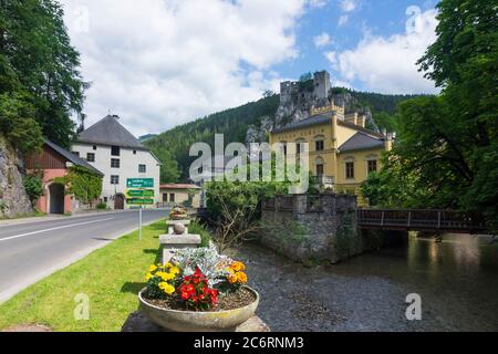 Thörl: brook Thörlbach, casa „Altes Haus" (a sinistra), Castello di Schachenstein (rovina), Villa Auheim a Hochsteiermark, Steiermark, Stiria, Austria Foto Stock