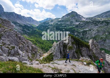 Montagne di Hochschwab: Vista al rifugio Voisthaler Hütte, e la cima Hochschwab (a destra) con croce sulla cima in Hochsteiermark, Steiermark, Stiria, Au Foto Stock