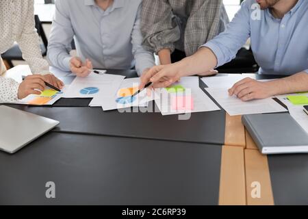 Primo piano di uomini d'affari diversi discutere di documenti finanziari Foto Stock