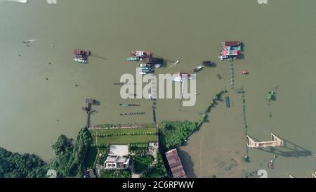 Nanchang. 12 luglio 2020. La foto aerea del 12 luglio 2020 mostra la diga di Nankang del lago Poyang nella città di Lushan, nella provincia di Jiangxi, nella Cina orientale. Il lago Poyang, il più grande lago d'acqua dolce della Cina, situato nella provincia orientale di Jiangxi, ha visto il suo livello d'acqua salire a un massimo record sabato mezzanotte, secondo il dipartimento provinciale delle risorse idriche. Credit: Peng Zhaozhi/Xinhua/Alamy Live News Foto Stock