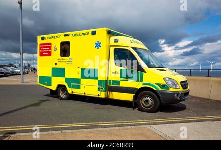 Ambulanza di emergenza NHS su chiamata sul fronte mare a Redcar North Yorkshire Foto Stock