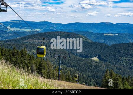 Splendida vista dal Monte (Belchen) vicino a Friburgo sul bellissimo paesaggio della Foresta Nera e della funivia (Belchenbahn). Foto Stock