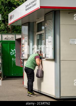 Bucarest/Romania - 06.22.2020: Donna che acquista un biglietto per autobus o tram presso la biglietteria. Biglietteria dei trasporti pubblici di proprietà della STB (rumena Foto Stock