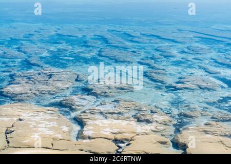 Il fondo e la superficie con acqua cristallina del lago Salda in Turchia. Concetto di turismo di viaggio. Foto di alta qualità Foto Stock
