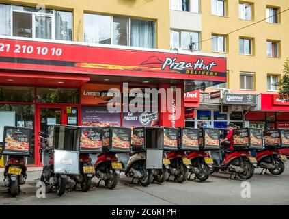 Bucarest/Romania - 06.22.2020: Consegna moto pizza-Hut parcheggiata di fronte al ristorante Pizza-Hut, a Bucarest. Foto Stock