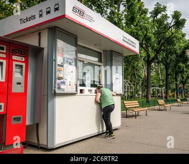 Bucarest/Romania - 06.22.2020: Donna che acquista un biglietto per autobus o tram presso la biglietteria. Biglietteria dei trasporti pubblici di proprietà della STB (rumena Foto Stock