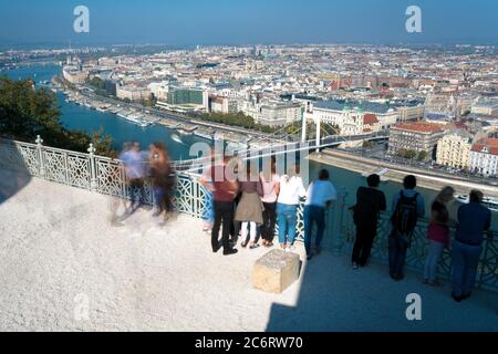 La gente guarda la vista panoramica della città dal punto di osservazione della cittadella sulla collina di Gellert, Budapest Foto Stock