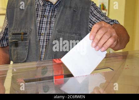 Lubin, Polonia. 12 luglio 2020. Secondo turno delle elezioni presidenziali in Polonia. Poli eleggere un presidente. Le stazioni di polling sono aperte dal 7 al 21 Polacco tempo credito: Piotr Twardysko-Wierzbicki/ZUMA Wire/Alamy Live News Foto Stock