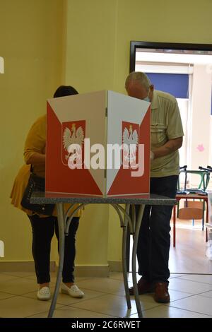 Lubin, Polonia. 12 luglio 2020. Secondo turno delle elezioni presidenziali in Polonia. Poli eleggere un presidente. Le stazioni di polling sono aperte dal 7 al 21 Polacco tempo credito: Piotr Twardysko-Wierzbicki/ZUMA Wire/Alamy Live News Foto Stock