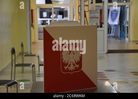 Lubin, Polonia. 12 luglio 2020. Secondo turno delle elezioni presidenziali in Polonia. Poli eleggere un presidente. Le stazioni di polling sono aperte dal 7 al 21 Polacco tempo credito: Piotr Twardysko-Wierzbicki/ZUMA Wire/Alamy Live News Foto Stock