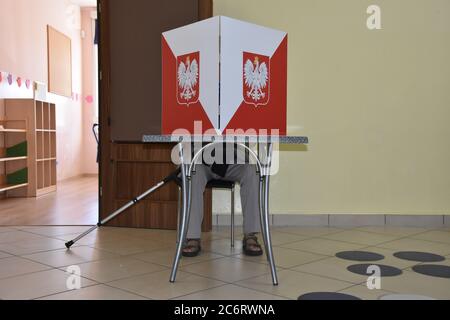 Lubin, Polonia. 12 luglio 2020. Secondo turno delle elezioni presidenziali in Polonia. Poli eleggere un presidente. Le stazioni di polling sono aperte dal 7 al 21 Polacco tempo credito: Piotr Twardysko-Wierzbicki/ZUMA Wire/Alamy Live News Foto Stock