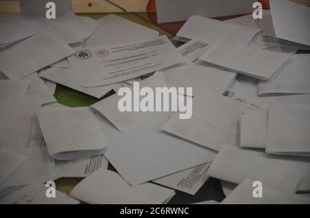 Lubin, Polonia. 12 luglio 2020. Secondo turno delle elezioni presidenziali in Polonia. Poli eleggere un presidente. Le stazioni di polling sono aperte dal 7 al 21 Polacco tempo credito: Piotr Twardysko-Wierzbicki/ZUMA Wire/Alamy Live News Foto Stock