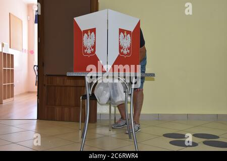 Lubin, Polonia. 12 luglio 2020. Secondo turno delle elezioni presidenziali in Polonia. Poli eleggere un presidente. Le stazioni di polling sono aperte dal 7 al 21 Polacco tempo credito: Piotr Twardysko-Wierzbicki/ZUMA Wire/Alamy Live News Foto Stock