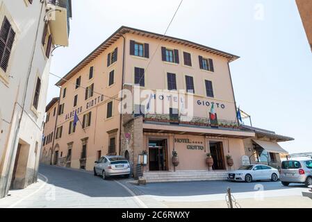 assisi, italia luglio 11 2020 : hotel giotto di assisi vecino alla basilica Foto Stock