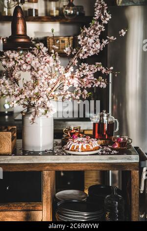 Torta senza glutine di rose e mandorle con fiori e tè Foto Stock