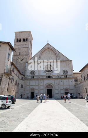 assisi, italia luglio 11 2020 : cattedrale di san rufino vicino a piazza di comune Foto Stock