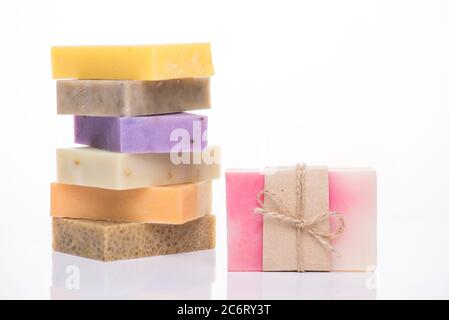 Foto di varietà di saponette colorate fatte in casa isolate su sfondo bianco Foto Stock