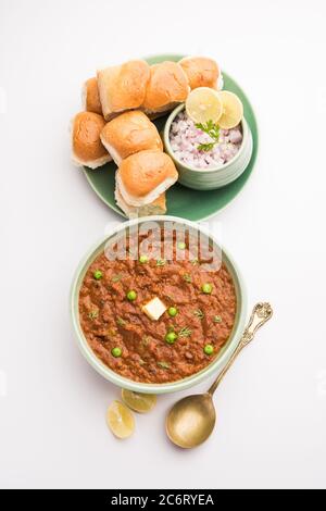 Il Bhaji Pad in stile Mumbai è un piatto fast food indiano, composto da un curry vegetale spesso servito con un morbido rotolo di pane, servito in un piatto Foto Stock