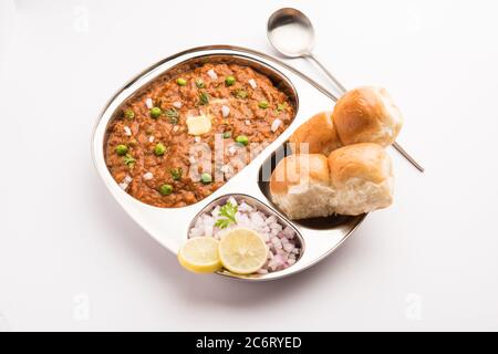 Il Bhaji Pad in stile Mumbai è un piatto fast food indiano, composto da un curry vegetale spesso servito con un morbido rotolo di pane, servito in un piatto Foto Stock