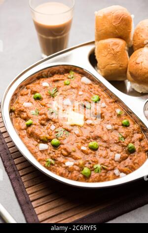 Il Bhaji Pad in stile Mumbai è un piatto fast food indiano, composto da un curry vegetale spesso servito con un morbido rotolo di pane, servito in un piatto Foto Stock