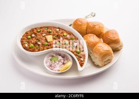 Il Bhaji Pad in stile Mumbai è un piatto fast food indiano, composto da un curry vegetale spesso servito con un morbido rotolo di pane, servito in un piatto Foto Stock