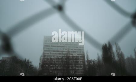 Gli sfondi della città urbana. Edificio a più piani al mattino, nella nebbia. Appartamento edificio dietro bar. Ghetto, che ospita i poveri. Concetto Foto Stock