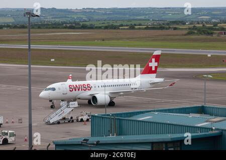 Cork, Cork, Irlanda. 12 luglio 2020. Un Airbus A220 svizzero che tassava all'edificio del terminal per il suo volo inaugurale settimanale da Zurigo con 26 passeggeri all'aeroporto di Cork, Cork, Irlanda. - credito; David Creedon / Alamy Live News Foto Stock