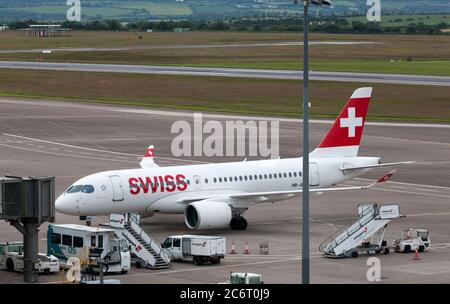 Cork, Cork, Irlanda. 12 luglio 2020. Un Airbus A220 svizzero che tassava all'edificio del terminal per il suo volo inaugurale settimanale da Zurigo con 26 passeggeri all'aeroporto di Cork, Cork, Irlanda. - credito; David Creedon / Alamy Live News Foto Stock