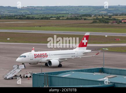 Cork, Cork, Irlanda. 12 luglio 2020. Un Airbus A220 svizzero che tassava all'edificio del terminal per il suo volo inaugurale settimanale da Zurigo con 26 passeggeri all'aeroporto di Cork, Cork, Irlanda. - credito; David Creedon / Alamy Live News Foto Stock