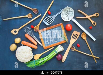 Ristorante che annuncia la riapertura sulla lavagna dopo il blocco corona, gastronomia, cibo business shutdown.Food ingredienti e messaggio siamo tornati Foto Stock