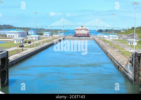 La porta del canale di Panama il canale di Panama collega due oceani - il Pacifico all'Atlantico. Prima chiusura del canale di Panama dal Pacifico Foto Stock