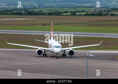 Cork, Cork, Irlanda. 12 luglio 2020. Un Airbus A220 svizzero che tassava all'edificio del terminal per il suo volo inaugurale settimanale da Zurigo con 26 passeggeri all'aeroporto di Cork, Cork, Irlanda. - credito; David Creedon / Alamy Live News Foto Stock