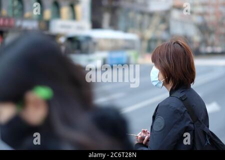 Asian Donna indossare maschera chirurgica per strada in Cina Foto Stock