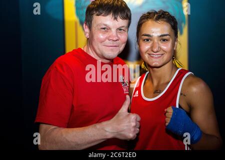 Ucraina Featherweight donne pugilato prospettiva Lera Eroshenko (R) prima della lotta con Katya Rohova foto con il famoso ucraino Andrei Sinepupov. Foto Stock