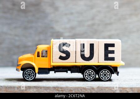 Carrello tenere il blocco di lettere in parola su sfondo di legno Foto Stock