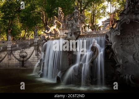 TORINO - MAGGIO 2010: Fontana dei dodici mesi, monumento di Carlo Ceppi costituito da un grande bacino rococò circondato da dodici statue Foto Stock