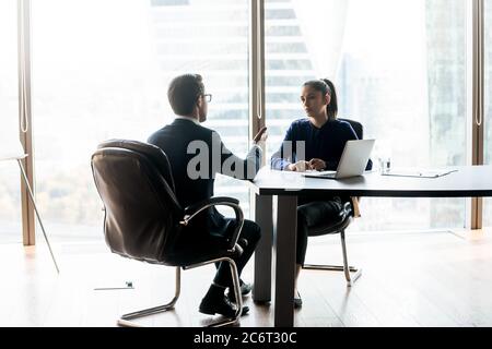 Due persone aziendali di successo che hanno parlato seriamente. Foto Stock